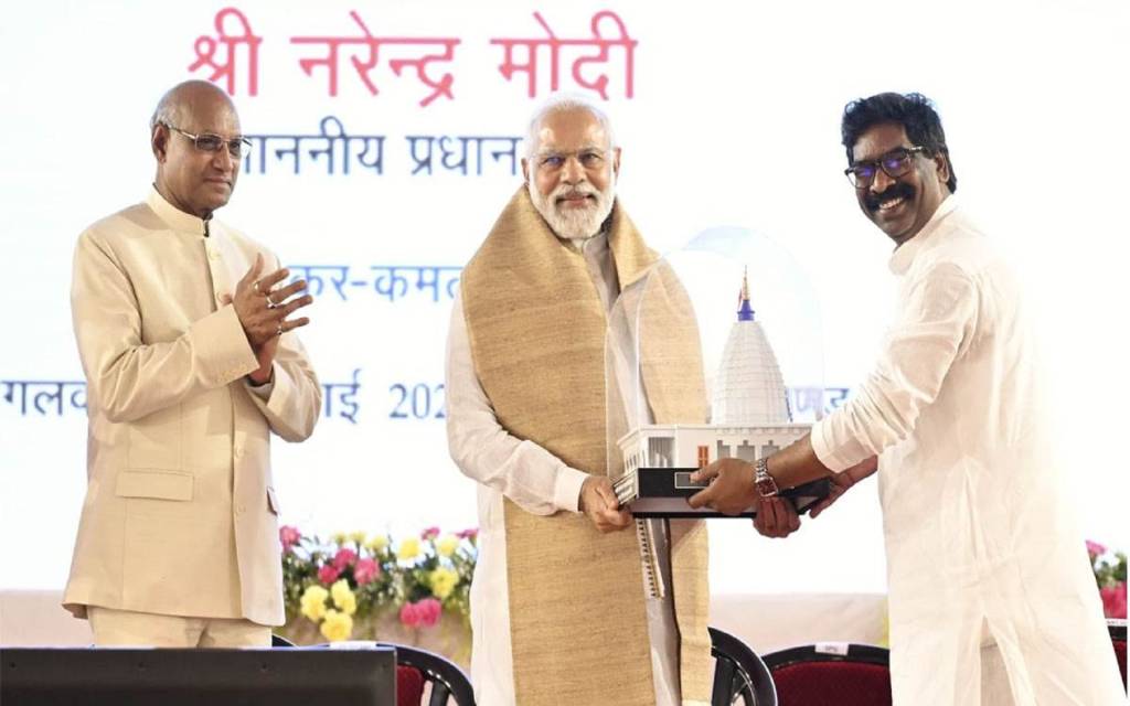 पीएम मोदी ने देवघर में एयरपोर्ट समेत करीब 17 हजार करोड़ की योजनाओं की दी सौगात, बाबा की नगरी में किया रोड शो