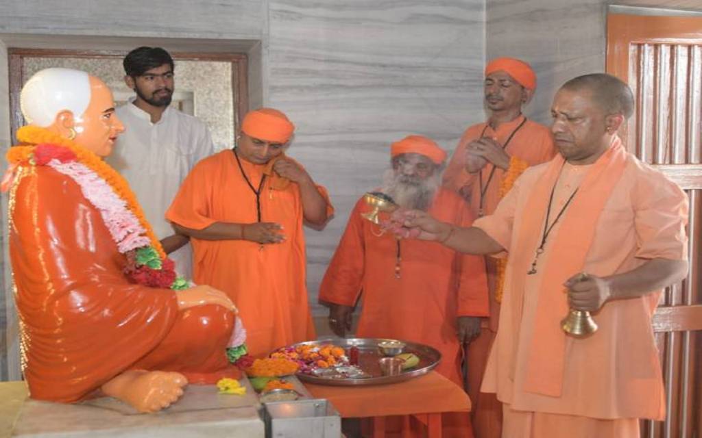 Guru Purnima 2022: यूपी में धूमधाम से मनाई जा रही गुरु पूर्णिमा, गोरखनाथ मंदिर में CM योगी ने की पूजा, मंदिरों में भक्तों की लगी भीड़