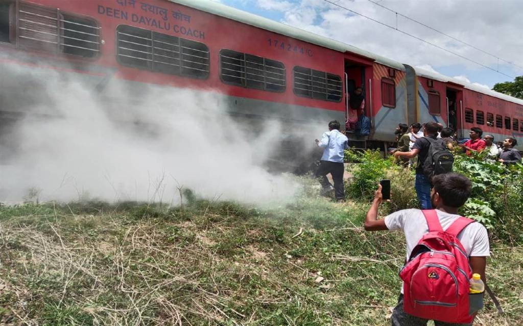मुंबई से छपरा जा रही गोदान एक्सप्रेस में आग लगने से मची अफरा-तफरी, जान बचाने के लिए ट्रेन से कूद कर भागने लगे यात्री
