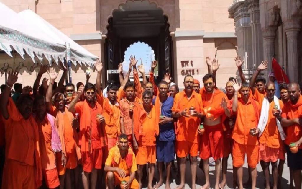 Kashi Vishwanath Dham: सावन के पहले दिन बाबा विश्वनाथ के दरबार में आस्था की कतार, बोल-बम के जयकारे से गूंज उठी काशी