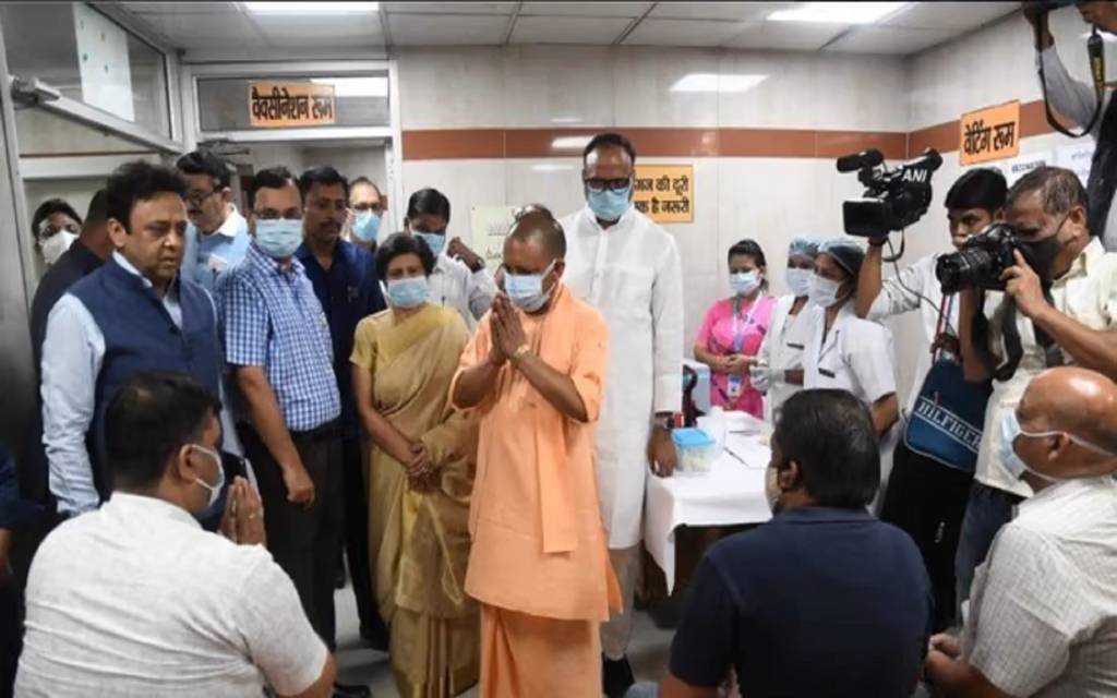 सीएम योगी ने सिविल अस्पताल में किया मुफ्त प्रिकॉशन डोज का शुभारंभ, ब्रजेश पाठक ने लगवाई बूस्टर डोज