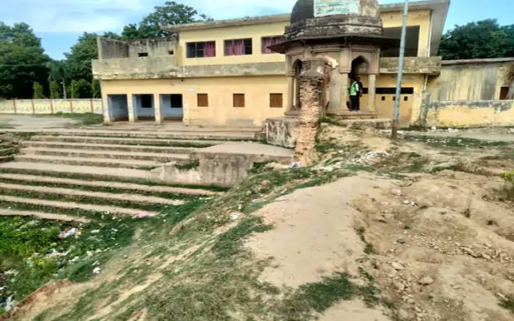 तालाब की जमीन को पट्टा करने को लेकर काशी के महाराजा समेत 8 लोगों को नोटिस जारी
