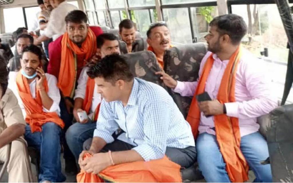Lulu Mall Lucknow :नमाज के विरोध में हनुमान चालीसा पढ़ने पंहुचा हिंदू संरक्षक दल पुलिस हिरासत में