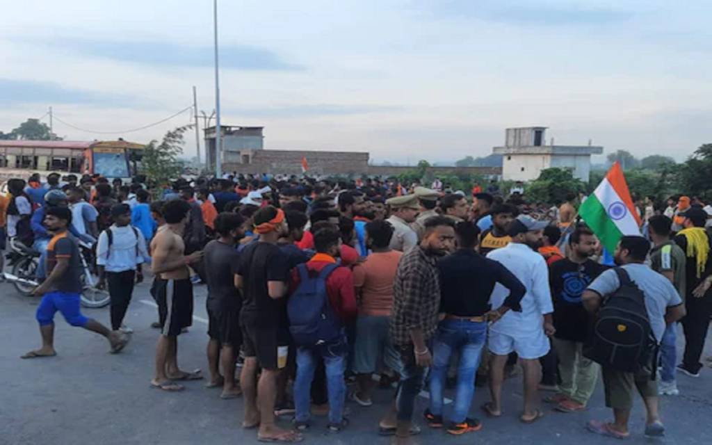 बस की टक्कर से बाइक सवार दो कांवड़ियों की मौत, गुस्साए साथियों ने जमकर किया बवाल