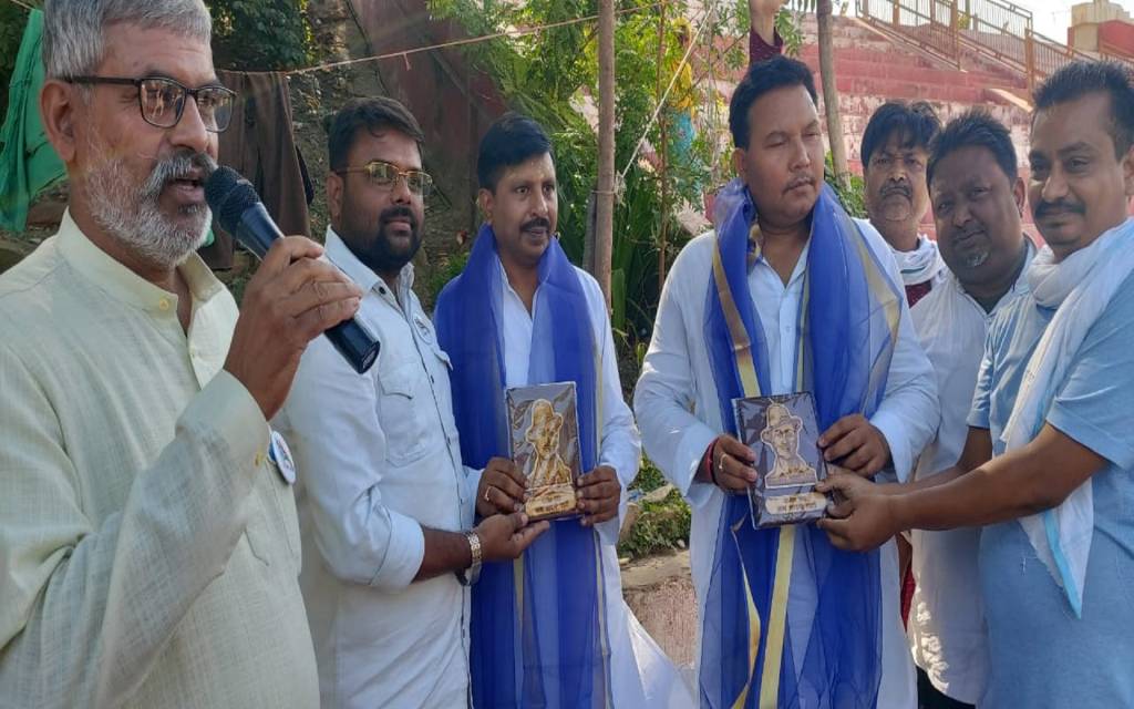 वरुणा के तट पर लगी 'आप 'की तिरंगा शाखा