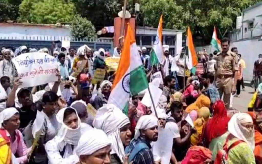 शिक्षा मंत्री के आवास पर अभ्यर्थियों का प्रदर्शन, 2460 शिक्षक भर्ती पूरी करने की मांग