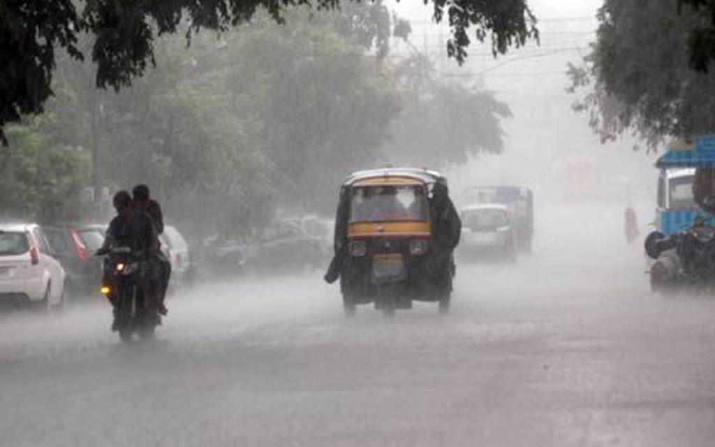 वाराणसी में बुधवार की बीती रात से लगातार हुई बारिश, तापमान में आई गिरावट, तपन से लोगों को मिली राहत
