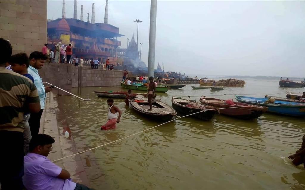 वाराणसी में तेजी से बढ़ रहा गंगा का जलस्तर, गंगा आरती और शवदाह स्थलों में होने लगा बदलाव