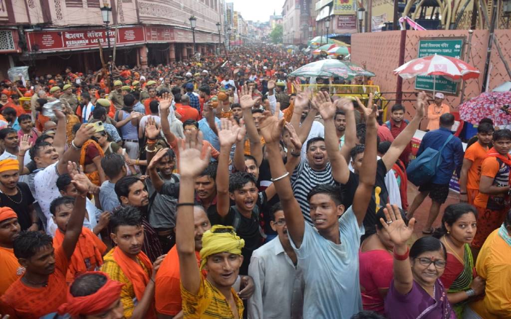 सावन के दूसरे सोमवार पर दोपहर एक बजे तक चार लाख भक्तों ने किया जलाभिषेक
