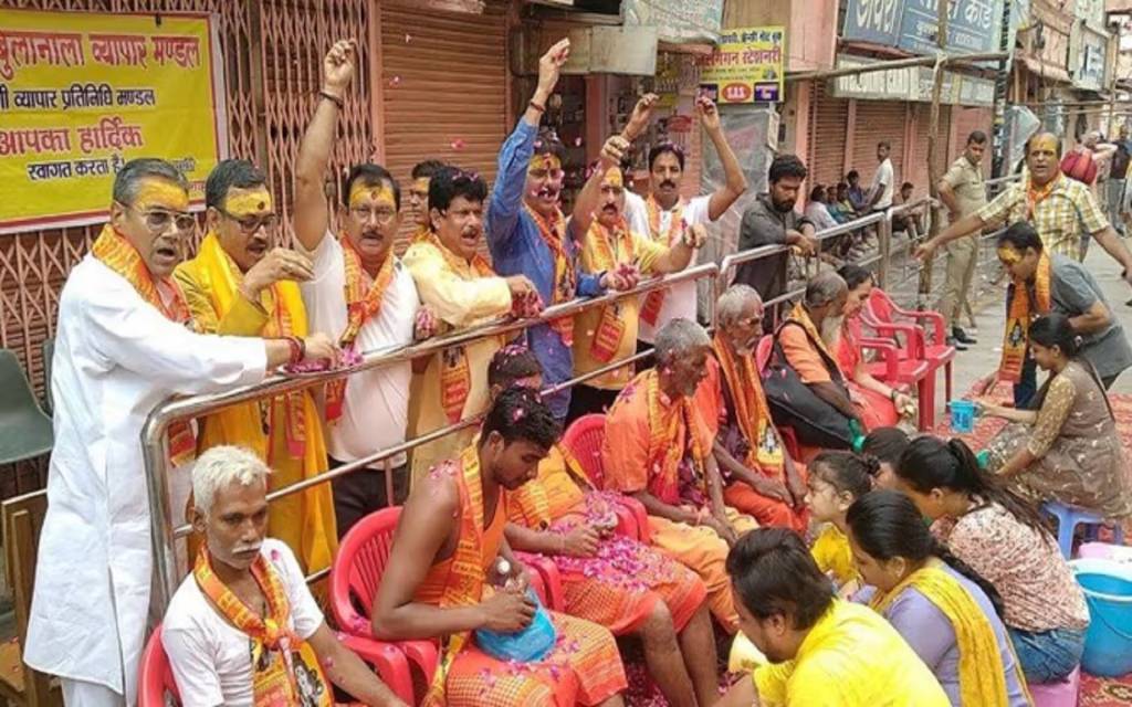 Sawan 2022: हर-हर महादेव उद्घोष से गुंजी भोले की नगरी, कांवरियों का कहीं पखारे गए पांव तो कहीं पुष्प वर्षा से हुआ स्वागत