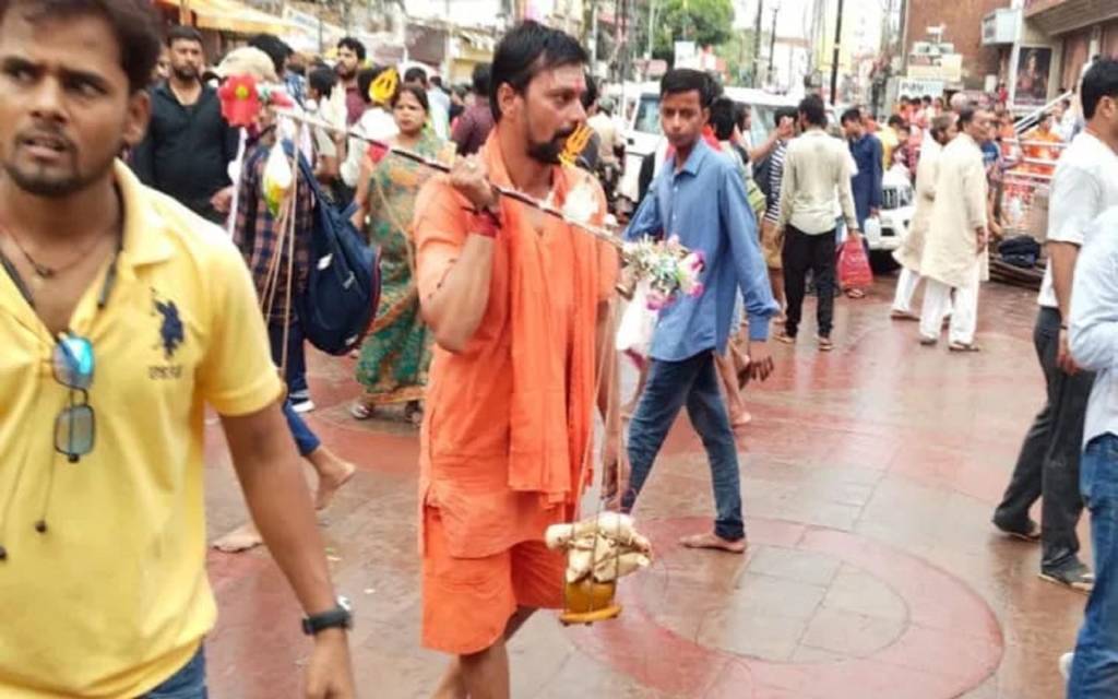 कांवड़ में रोटी-दूध और छाछ लेकर बाबा के धाम पहुंचा श्रद्धालु