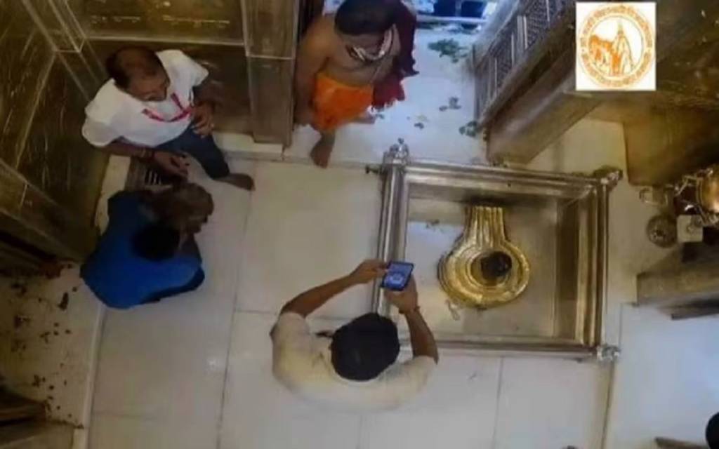 काशी विश्वनाथ मंदिर के गर्भगृह में वीडियो कालिंग करते युवक का वीडियो वायरल, मचा हड़कंप