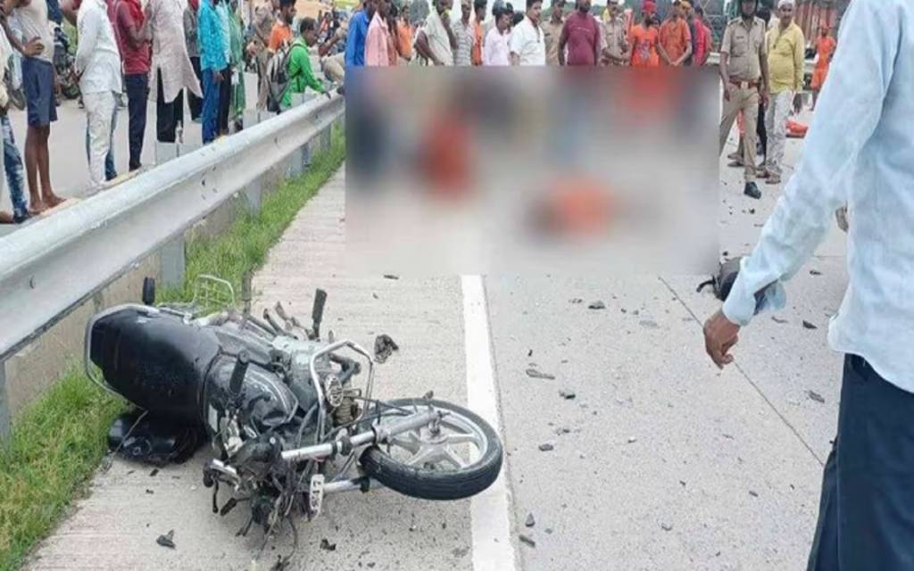 वाराणसी-प्रयागराज नेशनल हाईवे पर दो बाइकों की भिड़ंत में तीन कावंरियों की मौत, दो घायल