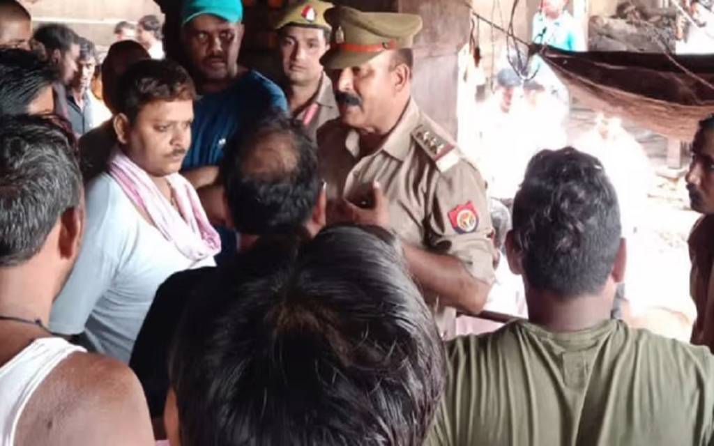 मणिकर्णिका घाट पर दबंगों के दुर्व्यवहार से डोम समाज ने रोका शवदाह