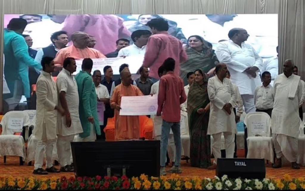 रोजगार मेले में सीएम योगी ने हजारों युवाओं को दिया नियुक्ति पत्र, बोले- धैर्य मत खोएं, अवसरों की कोई कमी नहीं
