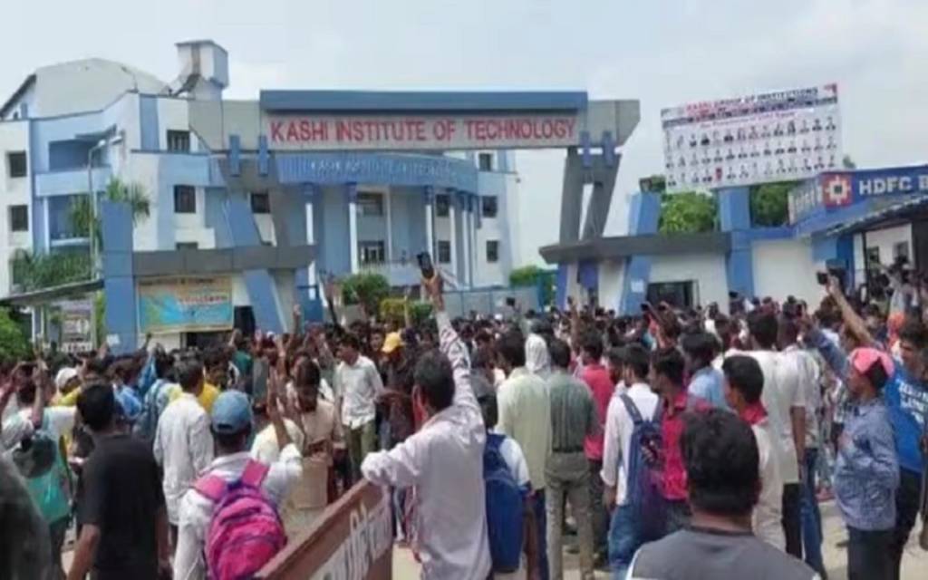 वाराणसी में CUET एग्जाम सेंटर पर हंगामा: सर्वर डाउन होने पर भड़के थे परीक्षार्थी, छूटी 60 छात्रों की परीक्षा