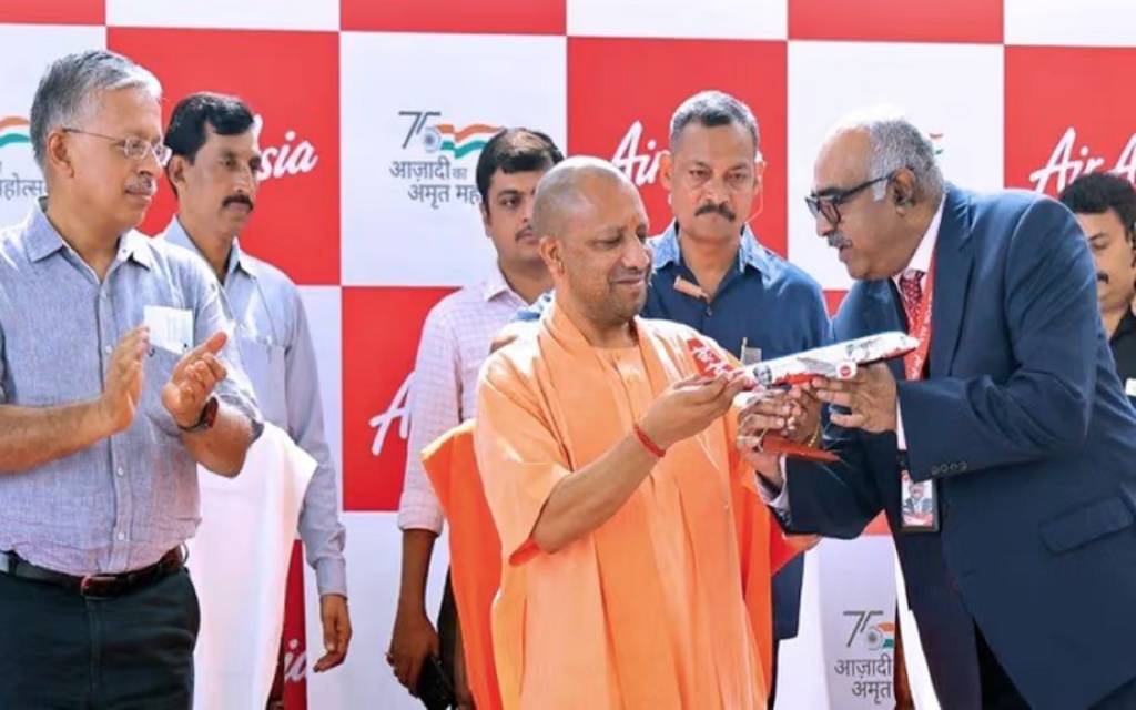 सीएम योगी ने एअर एशिया का किया उद्घाटन, लखनऊ से नई दिल्ली, गोवा और बंगलुरु के लिए सेवा शुरू