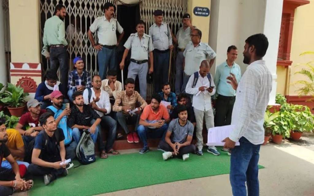 BHU के सेंट्रल ऑफिस पर पीजी के बाद पीएचडी में सीधे दाखिले के विरोध में उतरे छात्र