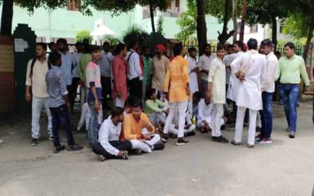 प्रवेश परीक्षा की तारीख बदलने पर धरने पर बैठे छात्र