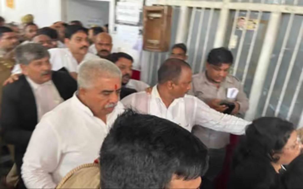 UP के कैबिनेट मंत्री राकेश सचान ने कोर्ट में किया सरेंडर, कोर्ट ने दिया था दोषी करार