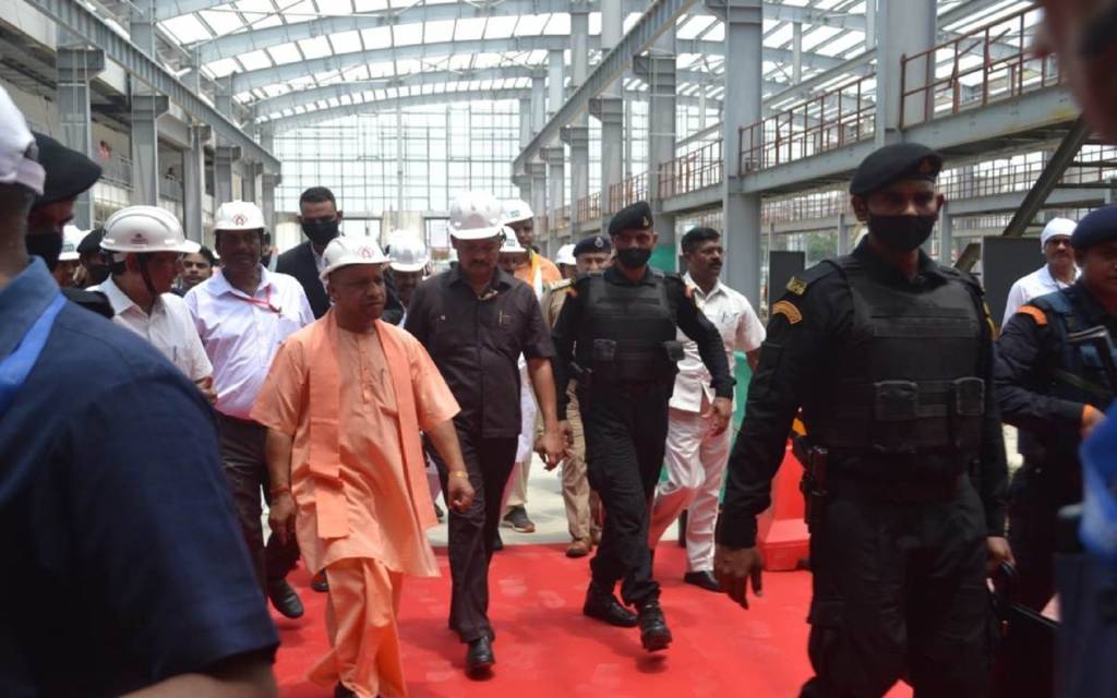 CM Yogi Adityanath in Agra: सीएम योगी ने आगरा में किया मेट्रो का डिजिटल अनावरण,पीले रंग की होगी पहली मेट्रो