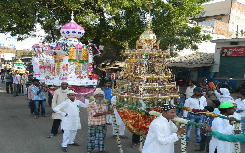 उठा अलम, दुल्दुल व ताबूत का जुलूस, दफ़न को चौक से उठे ताजिये