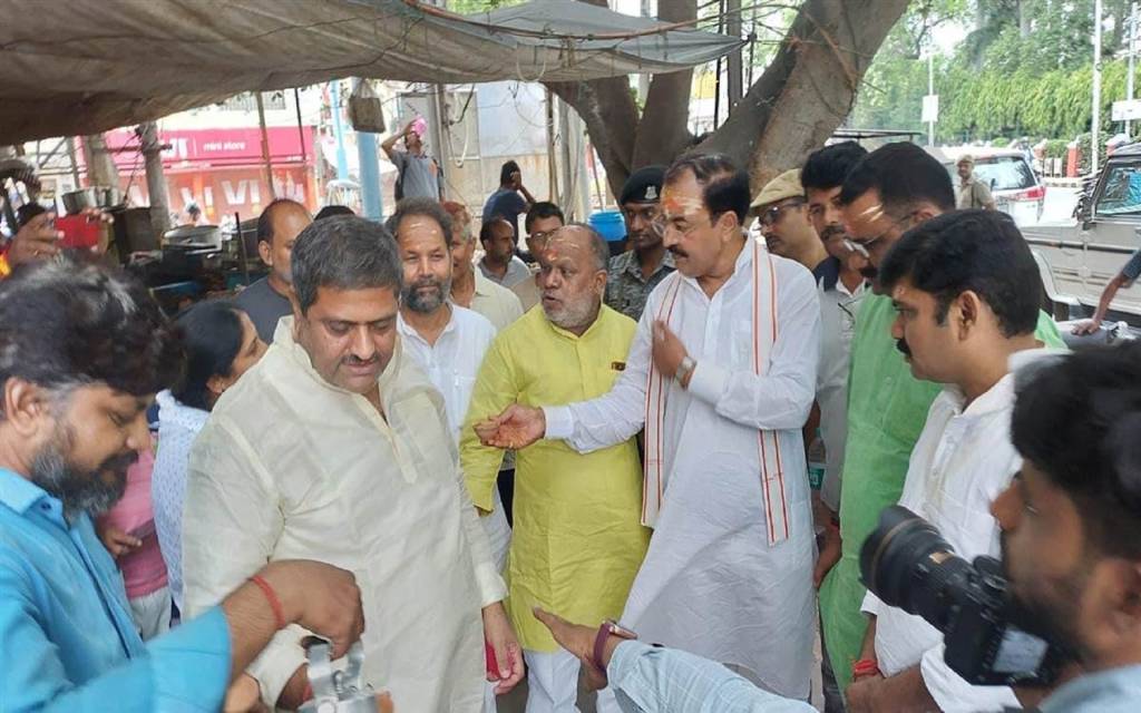 डिप्टी सीएम केशव प्रसाद ने वाराणसी की अड़ी पर कुल्हड़ वाली चाय पी, खाया पान