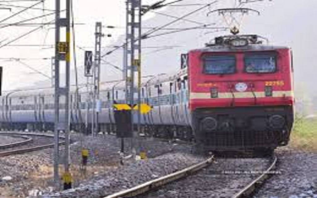 चलती ट्रेन से उतरने की कोशिश में छात्र की मौत, पोस्टमार्टम के लिए भेजा गया शव