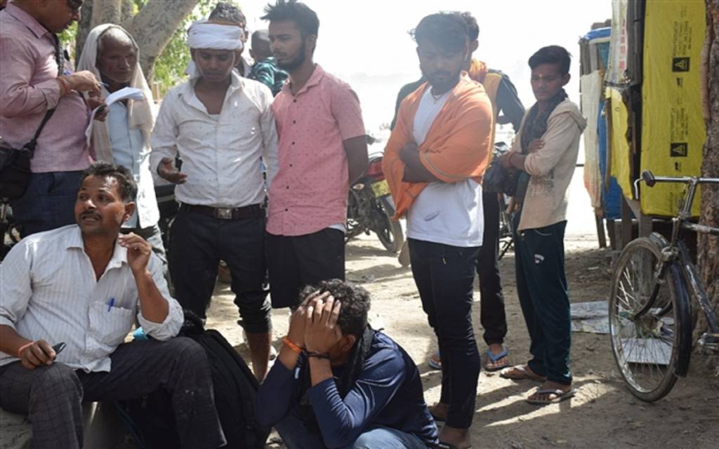 भाई के दाहसंस्कार में आये युवक का गंगा नहाते समय फिसला पैर, PAC के जवानों ने बचाया