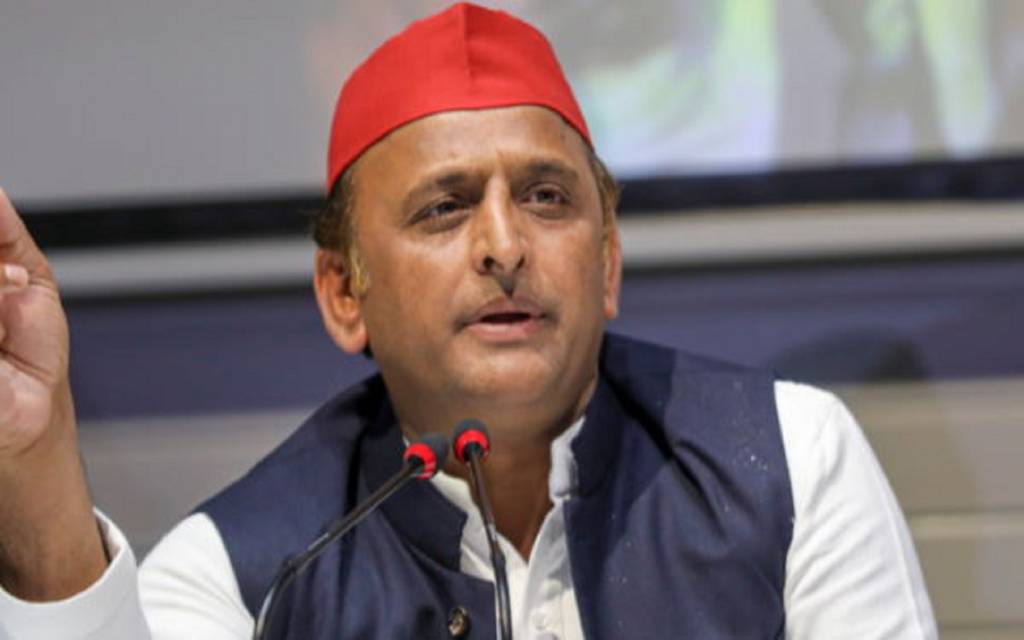 रोते हुए पुलिसवाले का वीडियो शेयर कर अखिलेश ने सरकार से पूछा है- अमृत महोत्सव के नाम पर भूखोत्सव क्यों?
