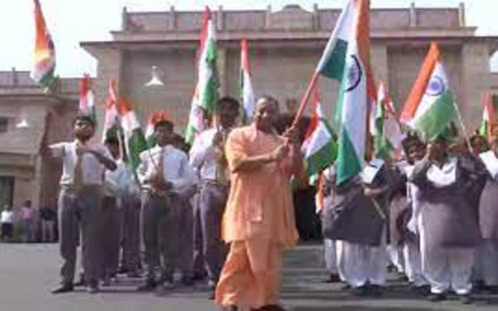 Har Ghar Tiranga: सीएम योगी ने राष्ट्रध्वज फहराकर हर घर तिरंगा आभियान का किया शुभारंभ