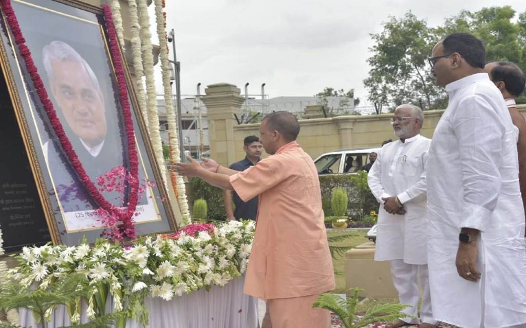 पूर्व प्रधानमंत्री अटल बिहारी वाजपेयी की पुण्यतिथि पर सीएम योगी ने दी श्रद्धांजलि