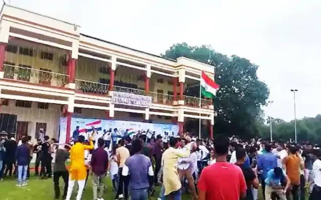 IIT-BHU में तिरंगे के नीचे 'लॉलीपॉप लागेलू' पर डांस
