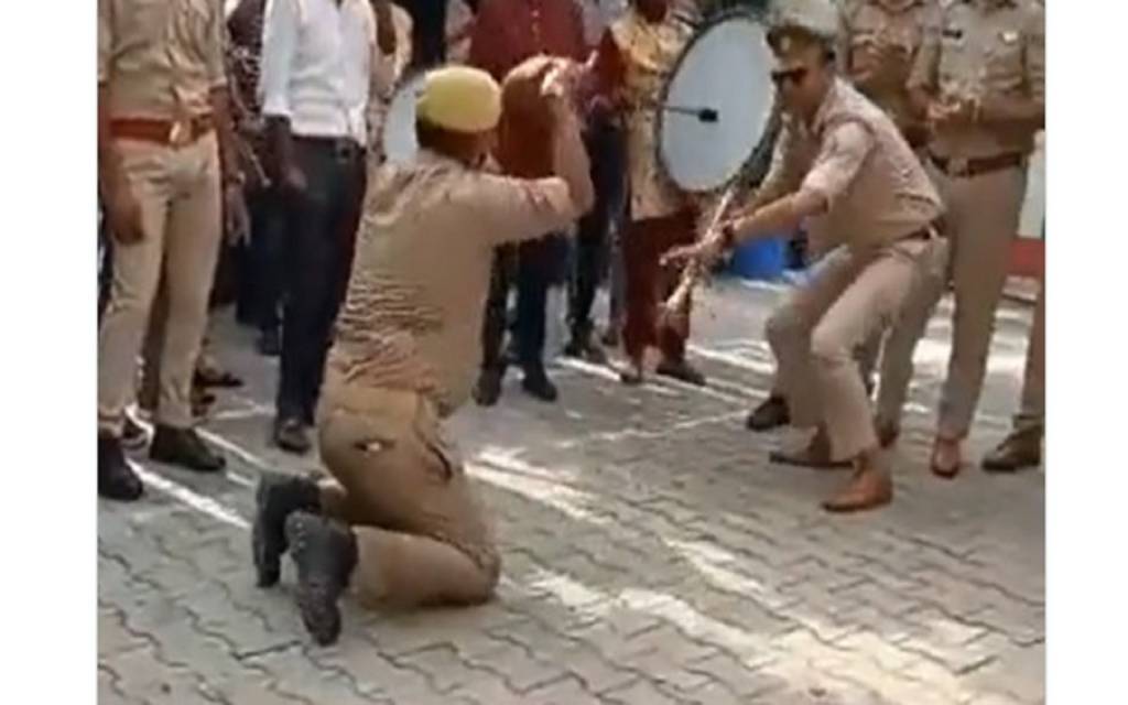 दरोगा ने बजाई बीन तो 'नागिन' बन गया सिपाही
