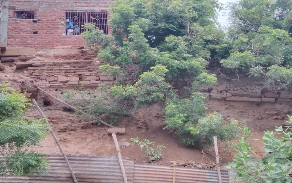 बाढ़ की आड़ में धड़ल्ले से अवैध निर्माण