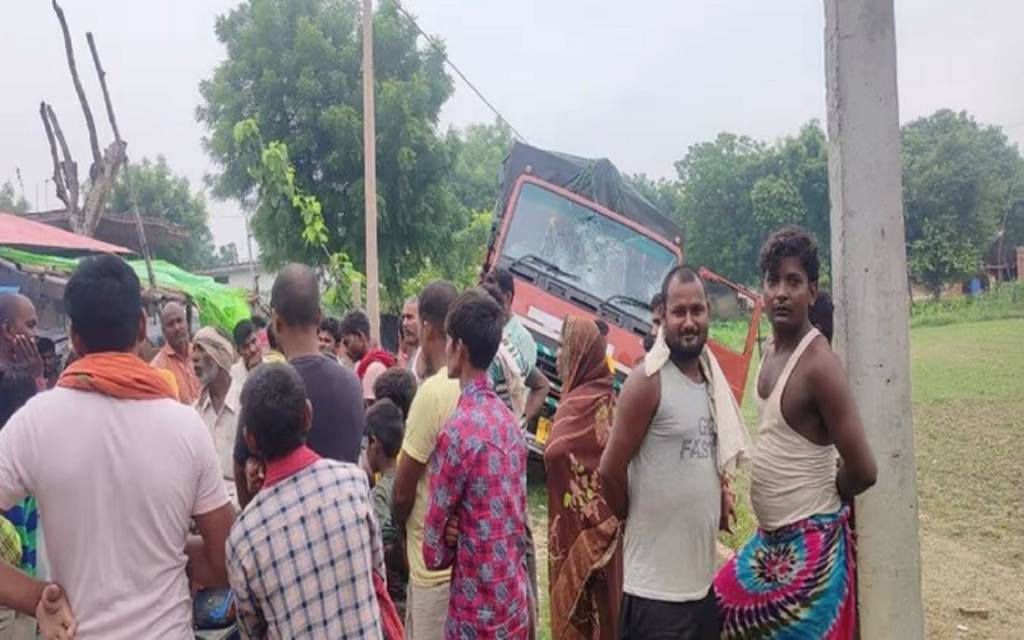 नशे में धुत पशु तस्करों ने डीसीएम से एक घर को रौंदा