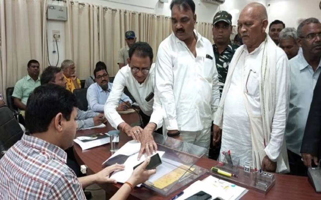वाराणसी DM ने की जनसुनवाई, सरकारी तालाब से अवैध कब्जा नहीं हटवाने पर लेखपाल से मांगा जवाब