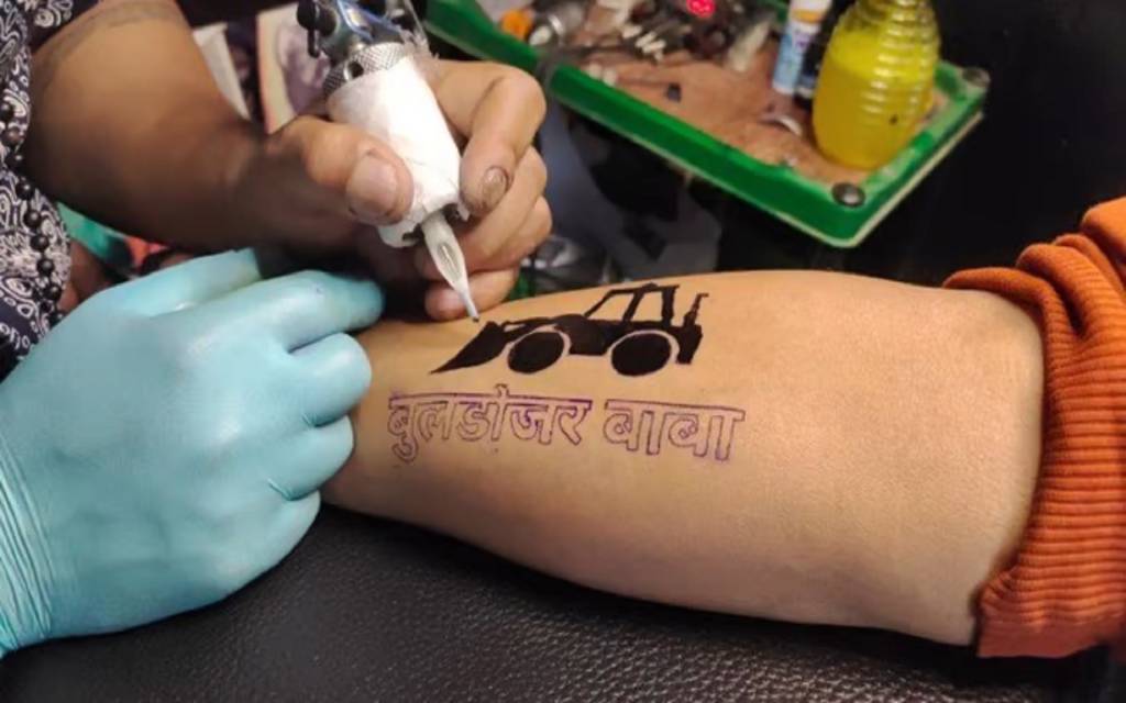 वाराणसी में टैटू बनवाने वालों में इन दिनों दहशत का माहौल: फैल रहा AIDS, टैटू बनवाया हो तो जरूर करवा लें 'HIV' की जांच