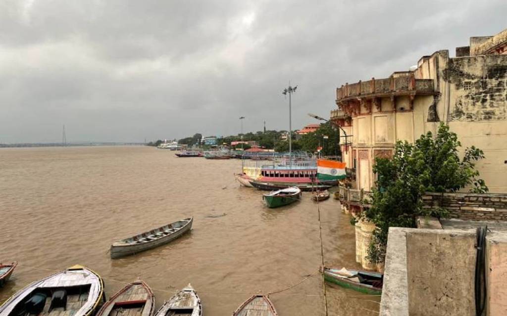 वाराणसी में गंगा अपना रौद्र रूप दिखाने के बाद दो दिन में हुई सामान्य, तटवर्ती इलाकों में छोड़ती जा रहीं दुश्वारियां