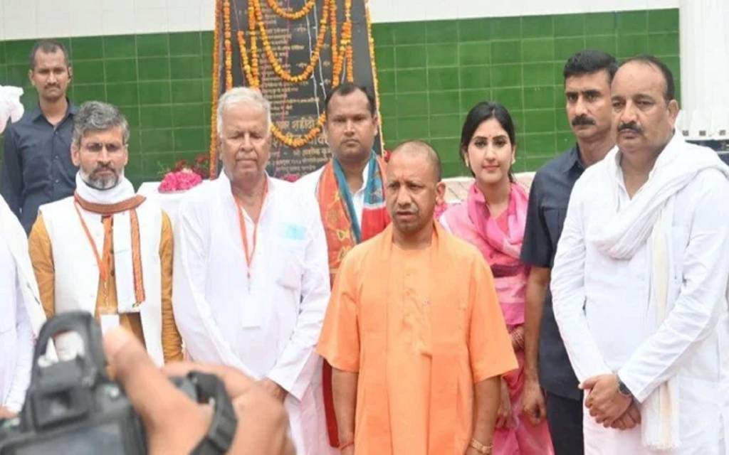 रायबरेली पहुंचे सीएम योगी, शहीदों को दी श्रद्धांजलि, 13 आईएएस-31 अपर पुलिस अधीक्षकों के किये तबादले