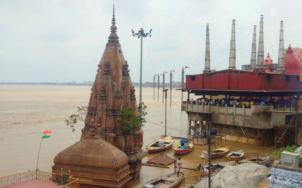 गंगा का जलस्तर चेतावनी बिंदु के पार: शहर में घुस रहा गंगा का पानी, वरुणा किनारे वालों की बढ़ीं मुसीबतें