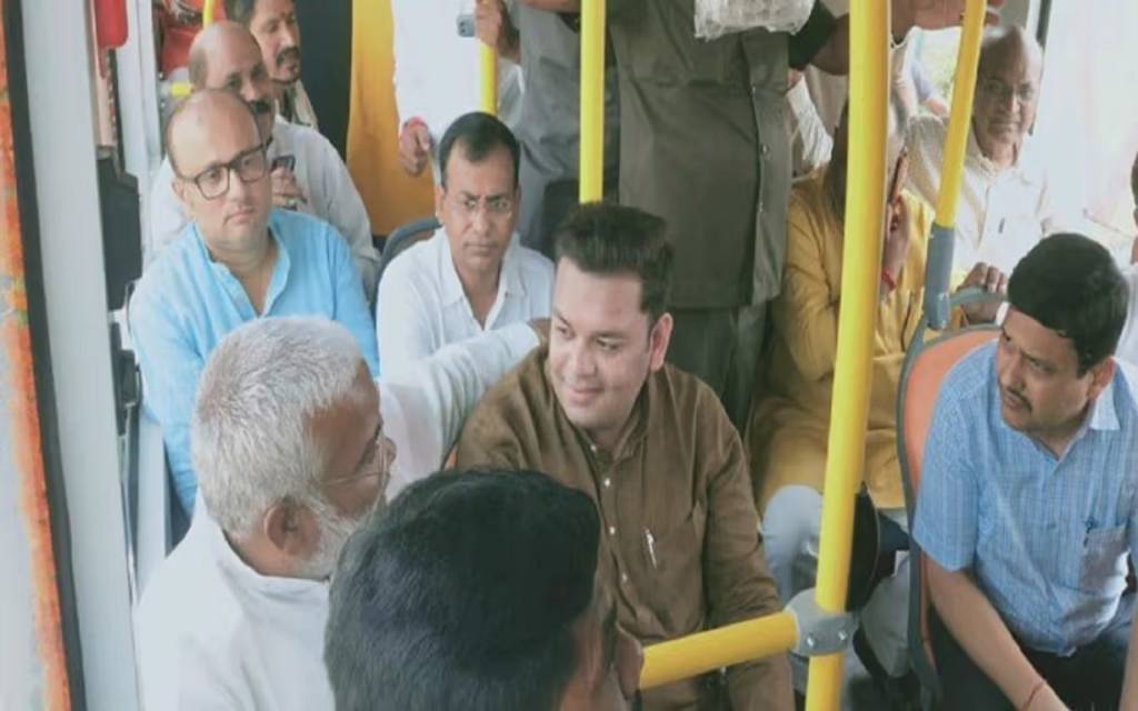 प्रभारी मंत्री ने दिखाई ई -बसों को हरी झंडी