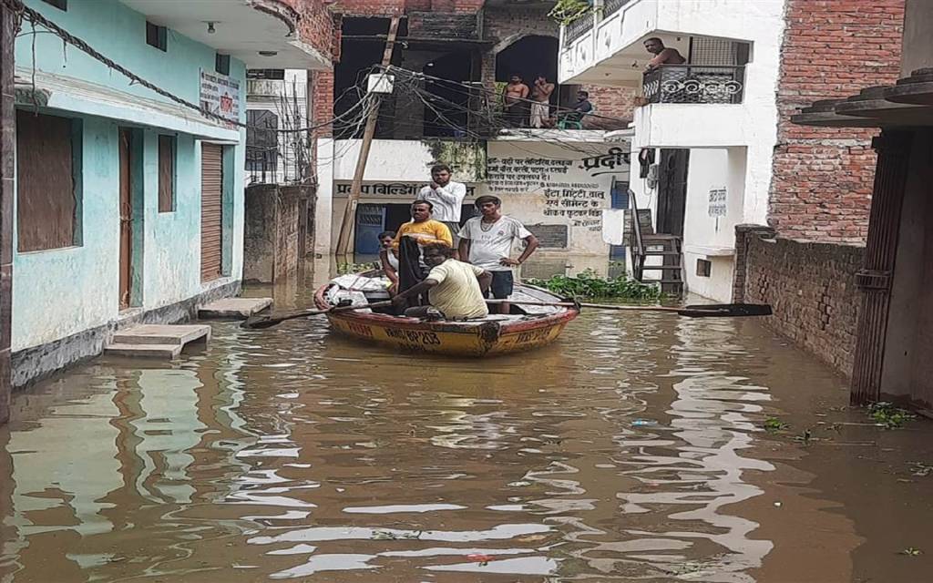 वाराणसी में हर घंटे 3 सेंटी मीटर बढ़ रहा गंगा का जलस्तर खतरा, गलियों में चलने लगी नाव