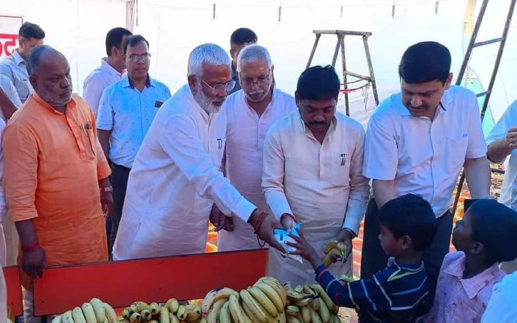 वाराणसी में मंत्री स्वतंत्र देव सिंह ने बाढ़ग्रस्त इलाकों का लिया जायजा: बोट के जरिए बांटा दूध,फल और पानी, DM को दिए निर्देश
