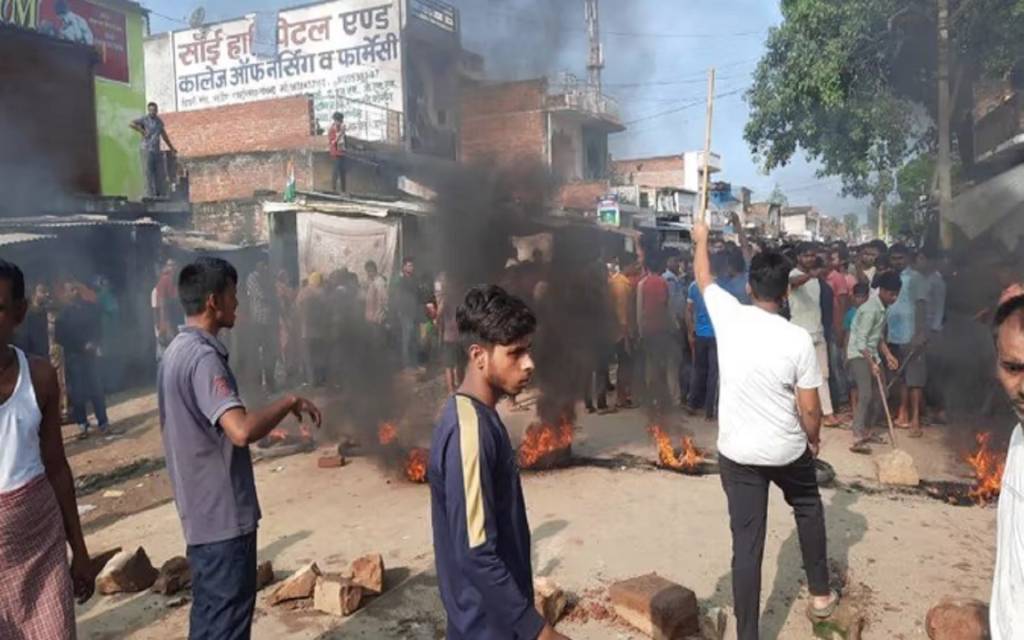 सोनभद्र में हाई वोल्टेज बिजली के तार के उतरे करेंट से युवक की मौत, शव सड़क पर रख ग्रामीणों ने किया चक्काजाम