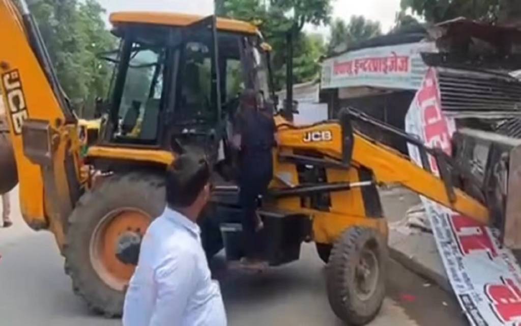 प्रदेश की राजधानी में सपा कार्यालय के पास गरजा बुलडोजर