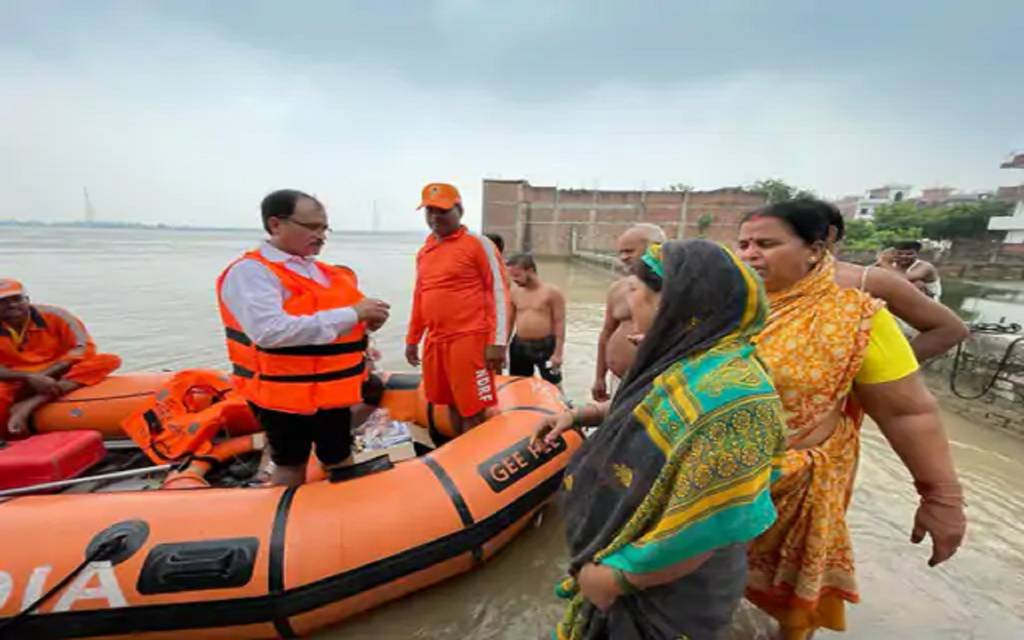 वाराणसी के बाढ़ प्रभावित इलाकों में अब डोर टू डोर मेडिकल दी जा रही है सुविधा