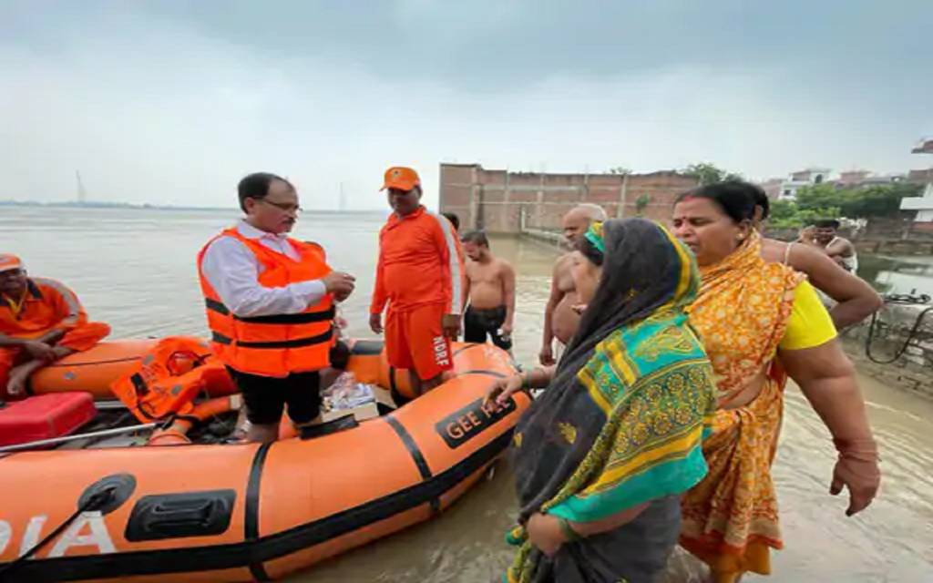 वाराणसी के बाढ़ प्रभावित इलाकों में अब डोर टू डोर मेडिकल दी जा रही है सुविधा 