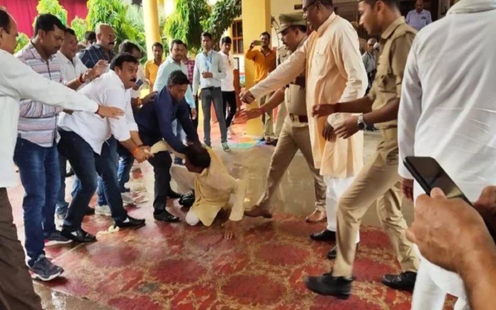 डिप्टी सीएम के जाते ही भिड़ गए कार्यकर्ता, दोनों के बीच जमकर हुई मारपीट और उठापटकी