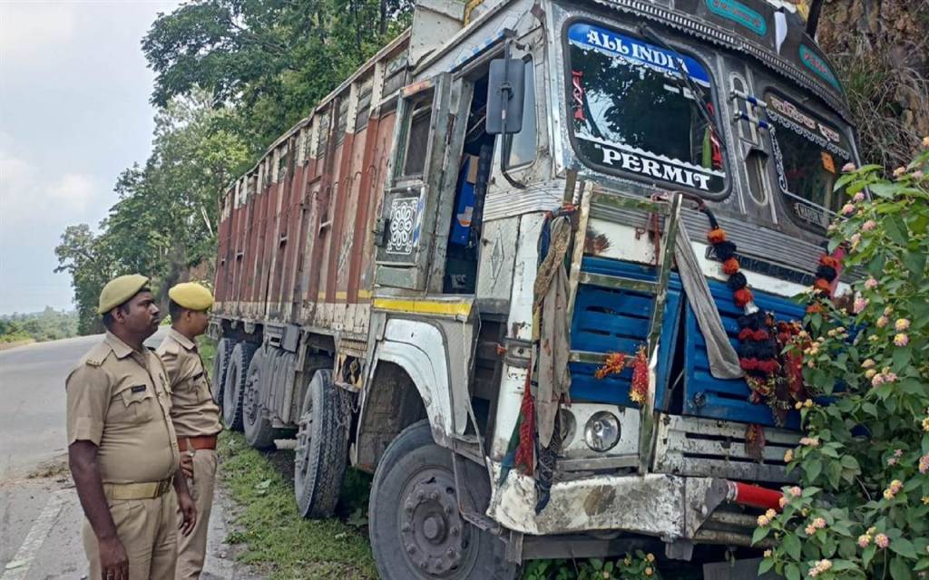 ट्रक की टक्कर से तीन लोगों की मौत